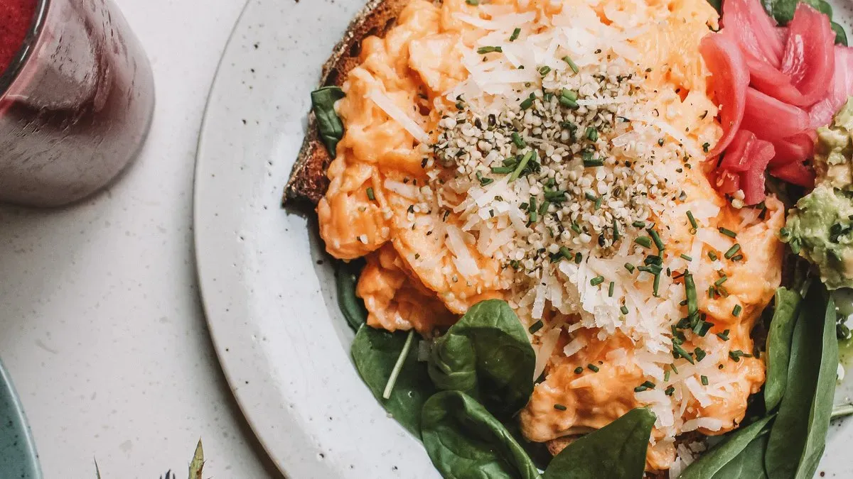Scrambled egg toast