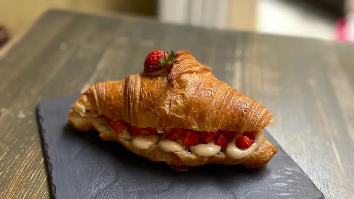 Croissant Noisettes & Fraise