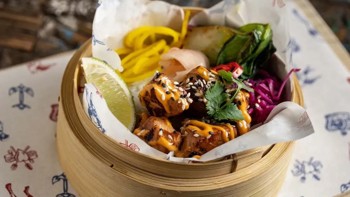 Teriyaki lazac, daikon retek & grillezett pak choi, siracha majonéz