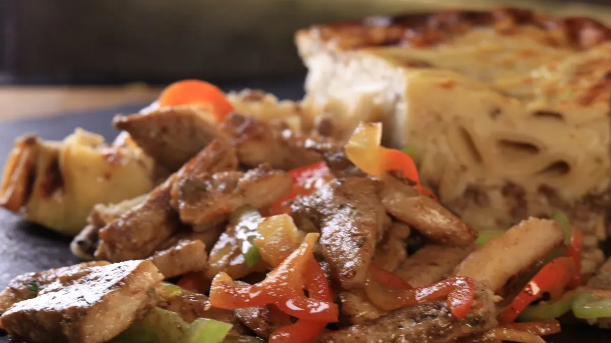Penne tészta grillezett csirkedarabokkal, zöldpaprikával & besamellel