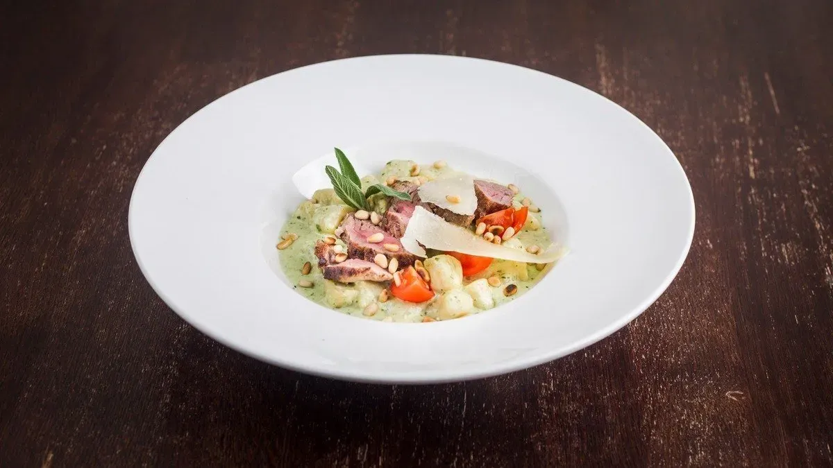Pesztós gorgonzólás gnocchi bélszíncsíkokkal