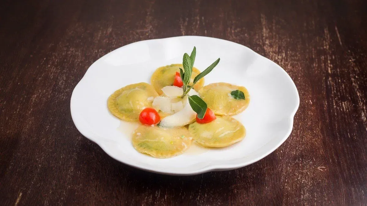 Ricottás, spenótos ravioli vajas, zsályás szósszal