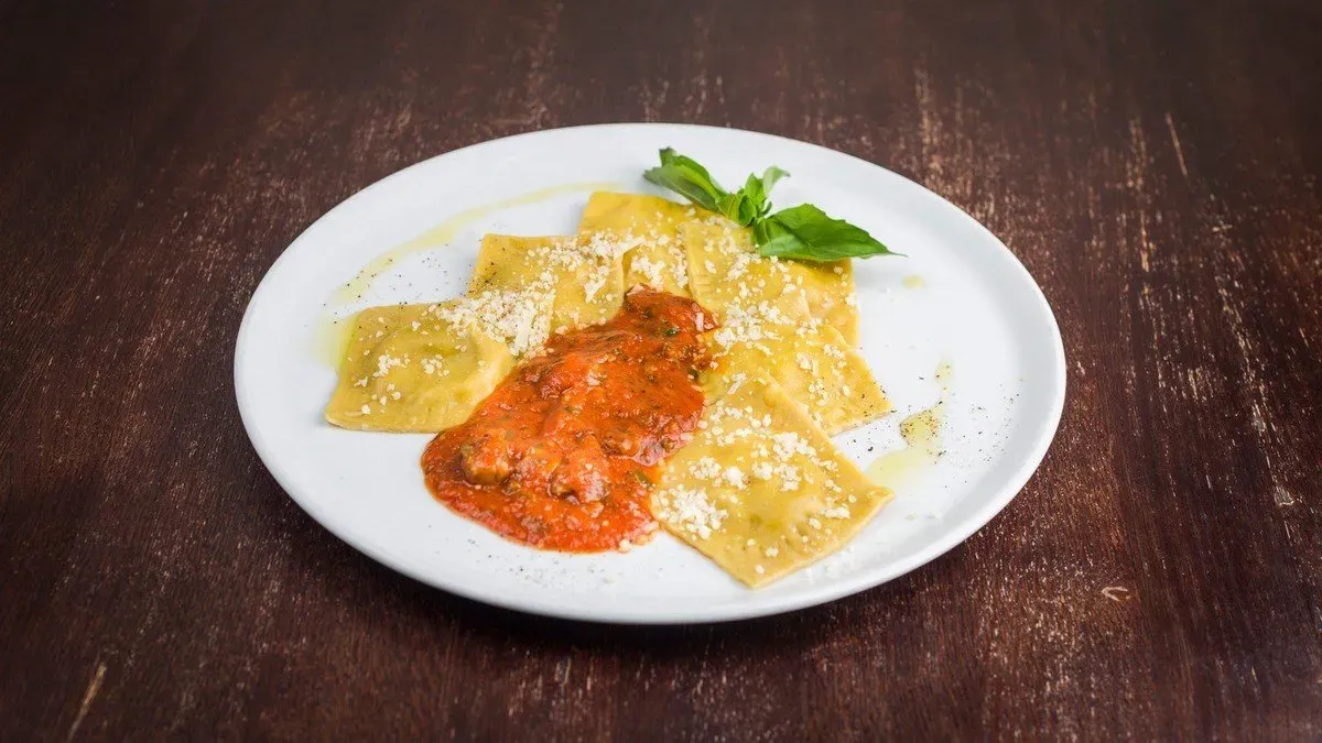 Húsos ravioli vargánya és szarvasgomba mártásban