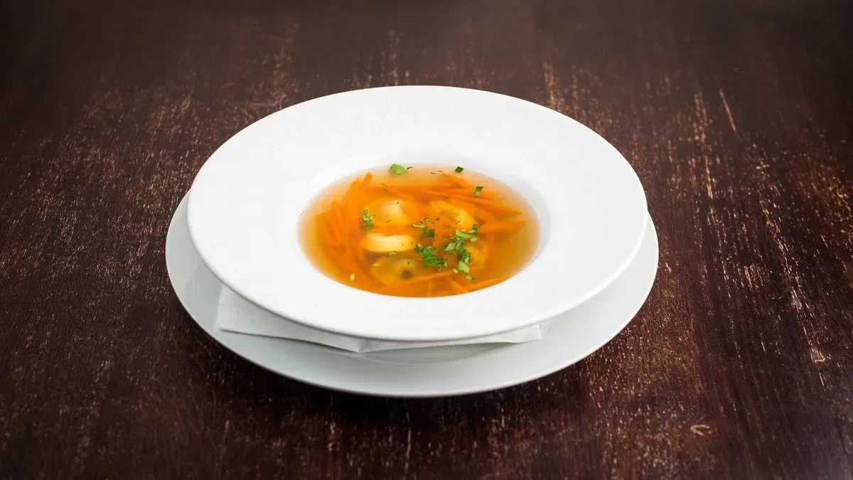 Húsleves tortellinivel