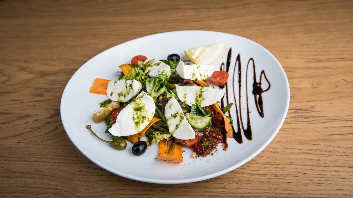 Vegyes saláta bivaly mozzarellával