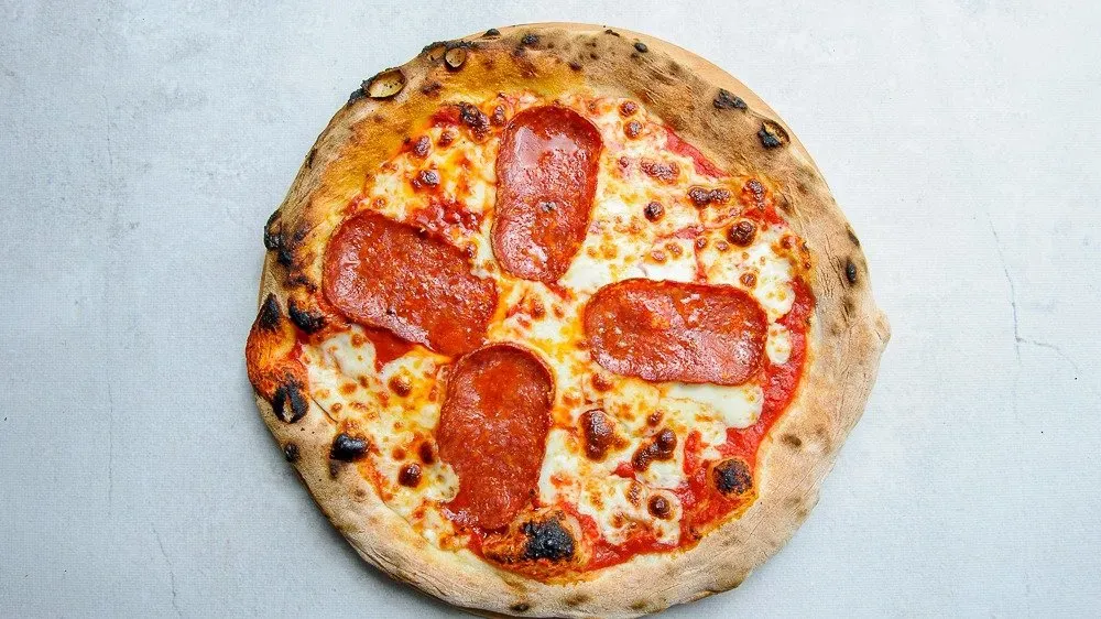 Pizza salame pepe verde