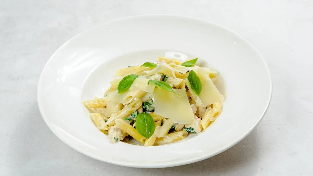 Penne con pollo e spinaci