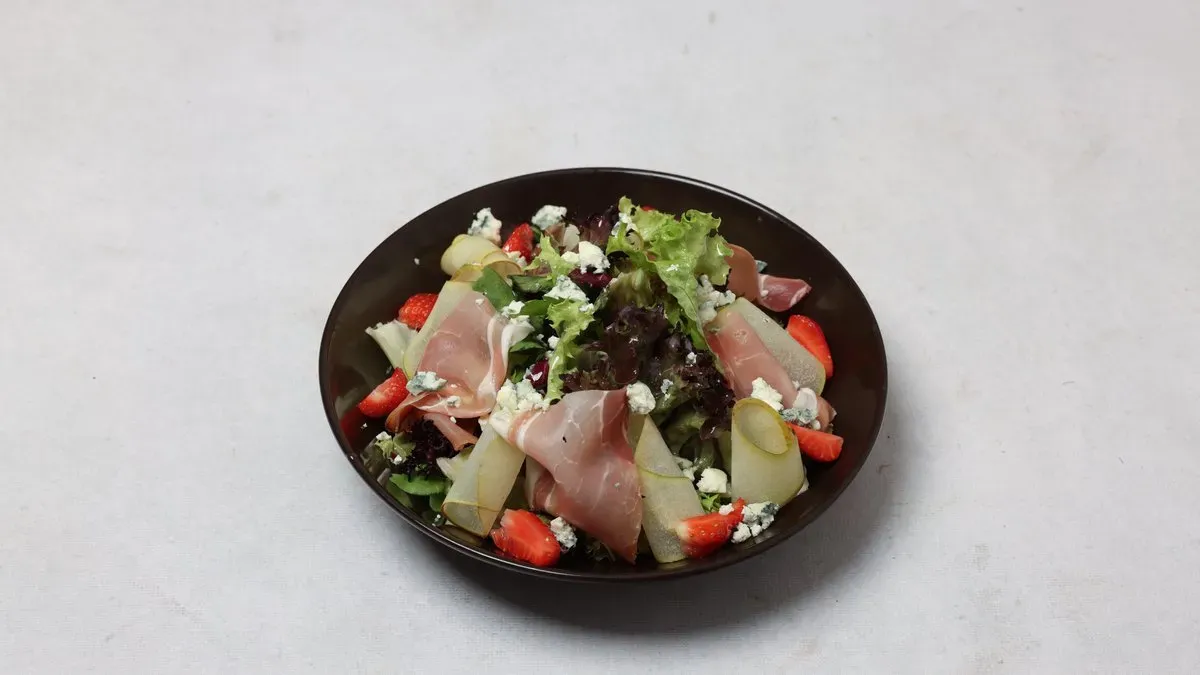 Sałatka z prosciutto i karmelizowaną gruszką