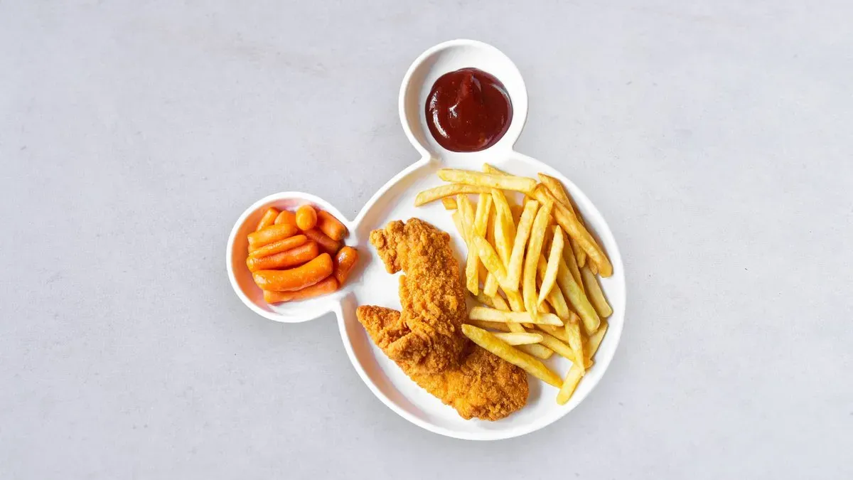 Nuggetsy z kurczaka w panko z frytkami i gotowaną marchewką