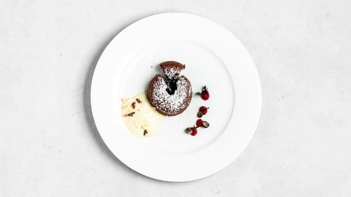 Fondant czekoladowy z lodami waniliowymi i owocami