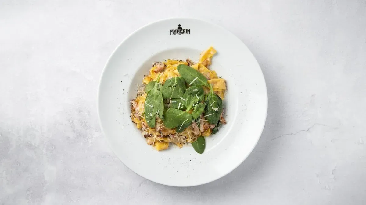 Tagliatelle kurczak, szpinak, zielona cebulka, śmietana