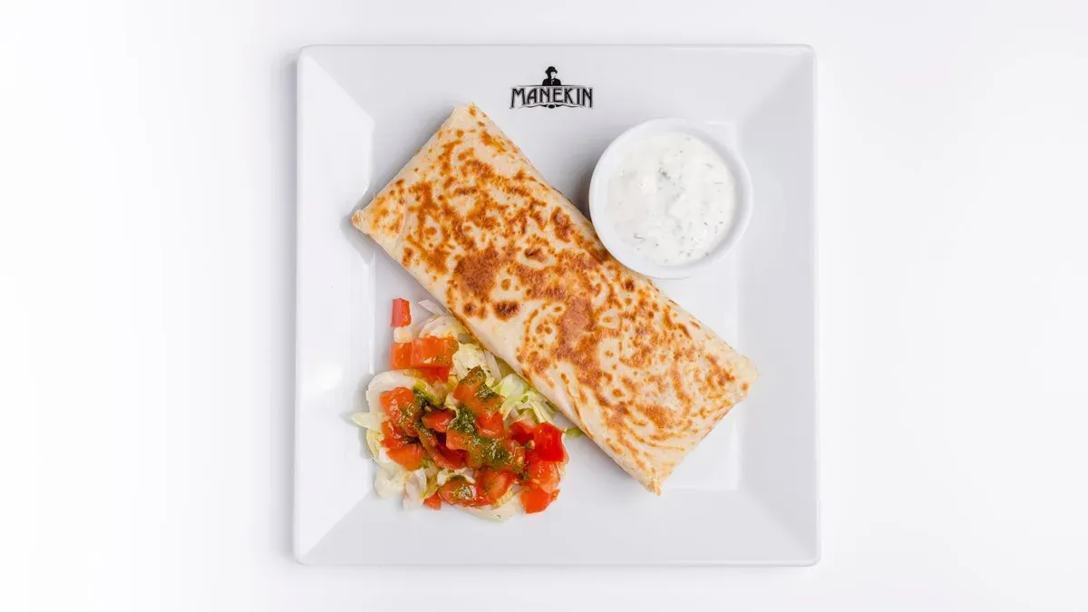 Tortilla, szarpana wieprzowina, sos BBQ, warzywa zer żółty