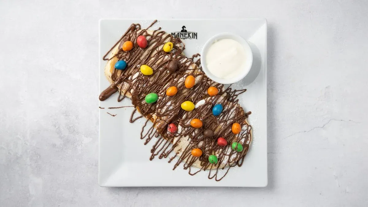 Pancakes M&M’s, Manekinella, sos śmietankowy