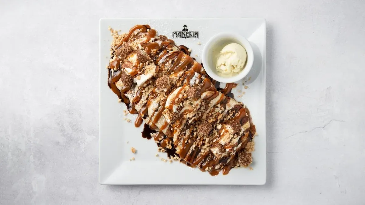 Pancakes Maxi King, mascarpone, orzechy ziemne, sos