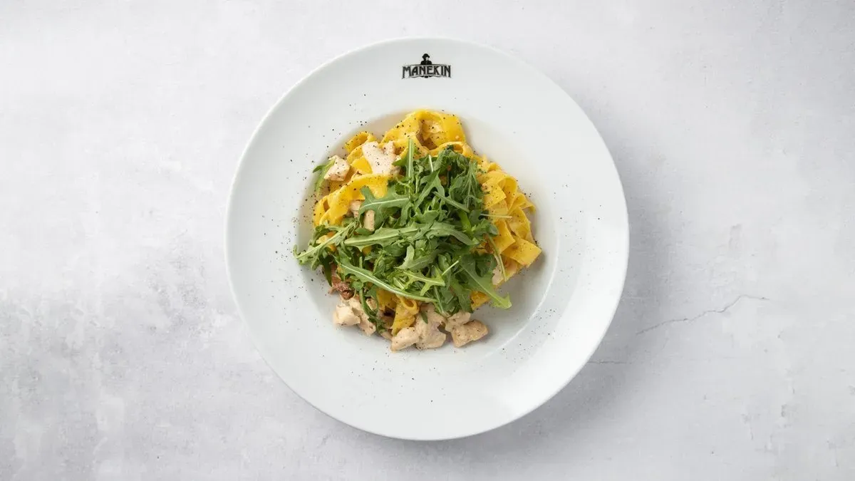 Tagliatelle carbonara, boczek, czerwona cebula, liście szpinaku, śmietana