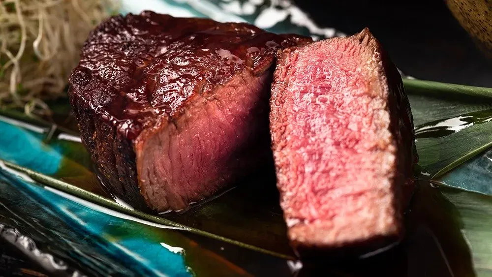Stek z polędwicy wołowej karmelizowany w sosie teriyaki