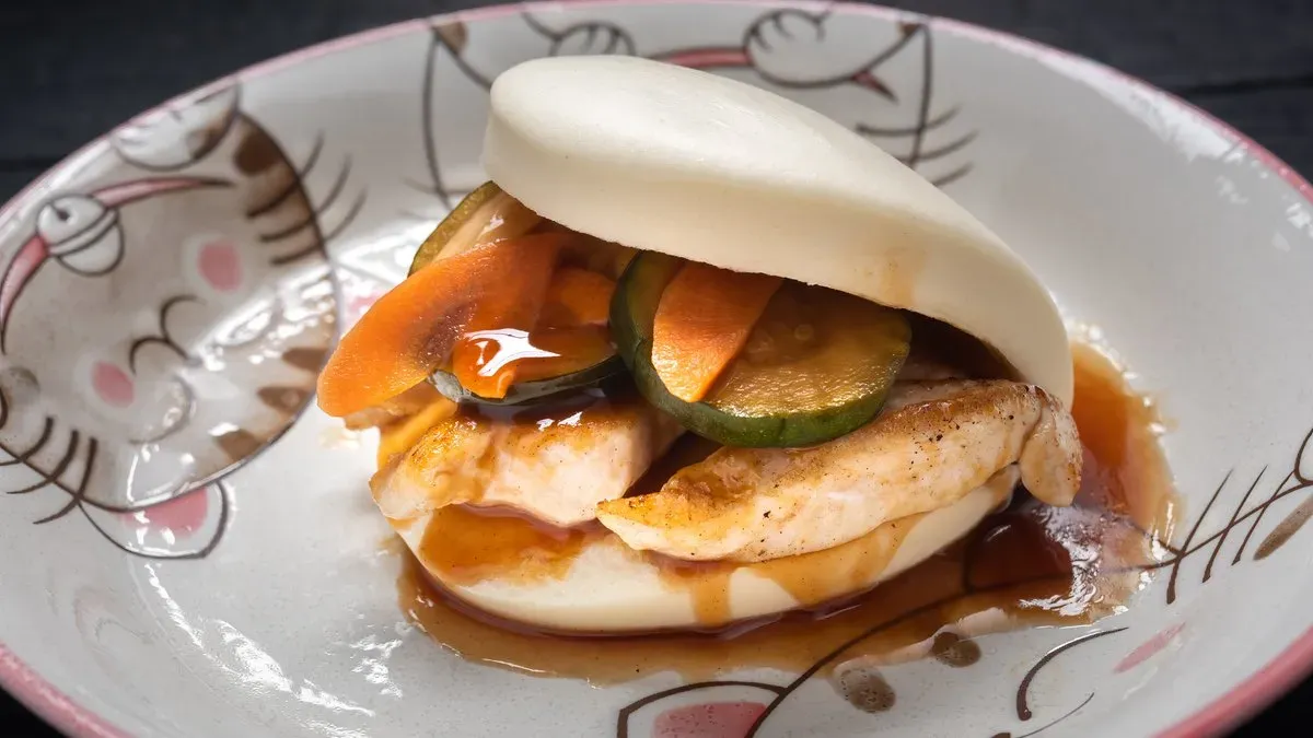 Bao z kurczakiem teriyaki i azjatykim colesławem