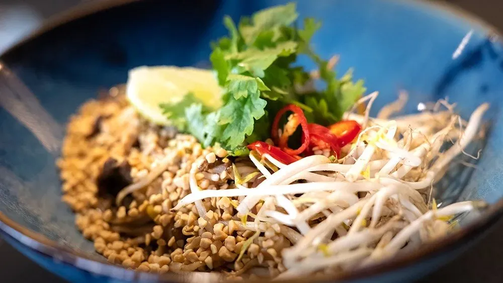 Wegetariański pad thai z sezonowymi warzywami