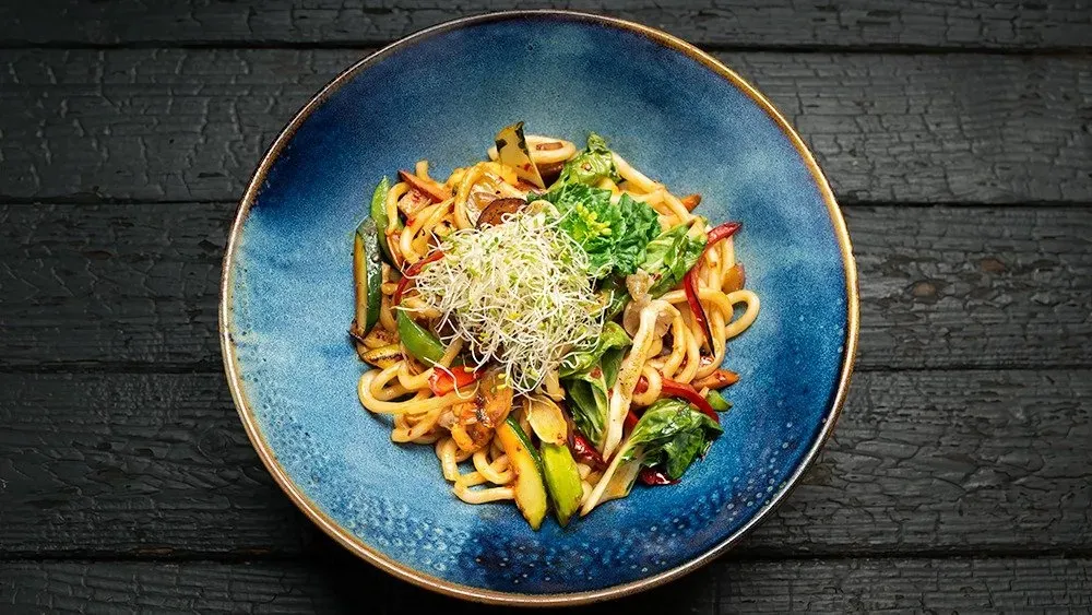 Udon stir fry z sezonowymi warzywami