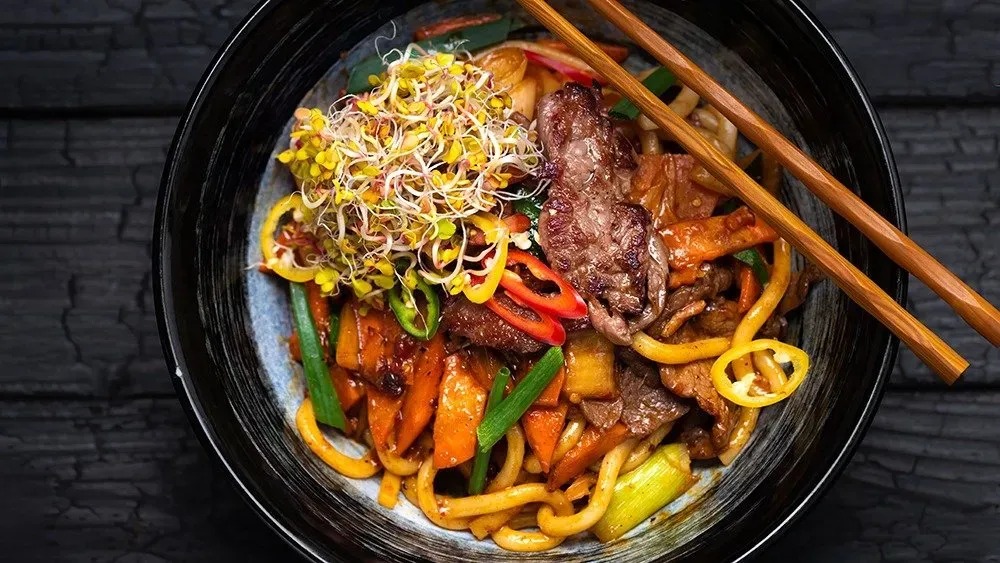 Udon stir fry z wołowiną i kimchi