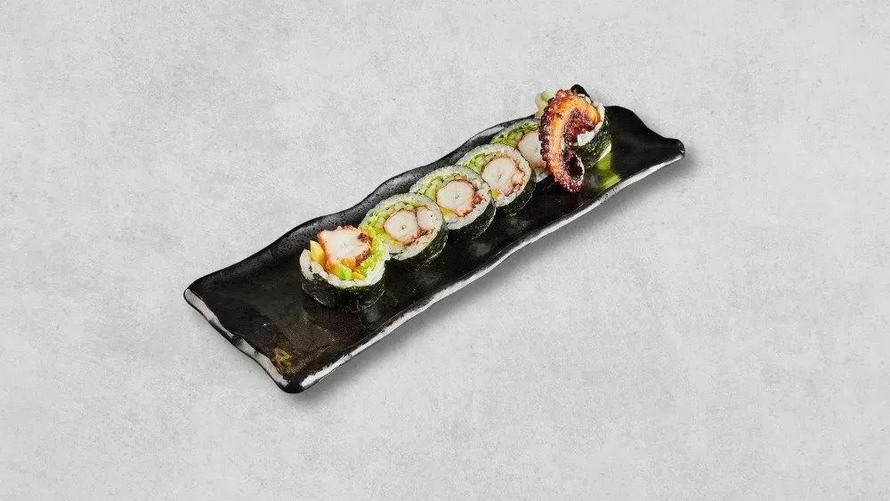 Futomaki / uramaki krewetki w tempurze, warzywa i spicy mayo