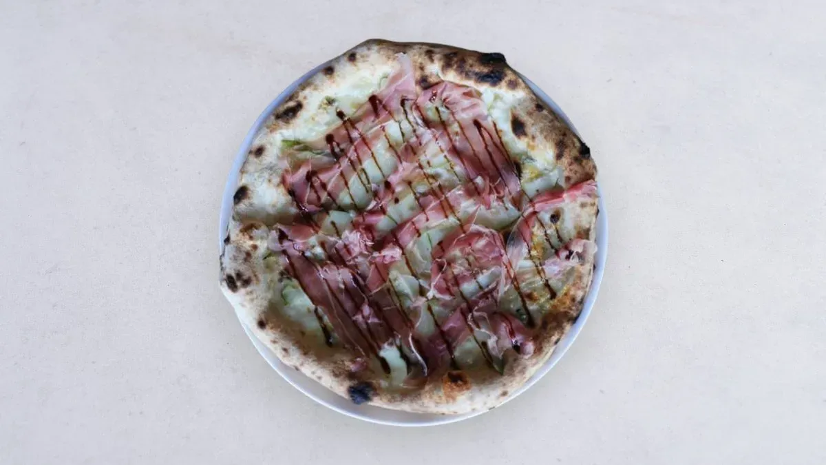 Pizza pera e prosciutto