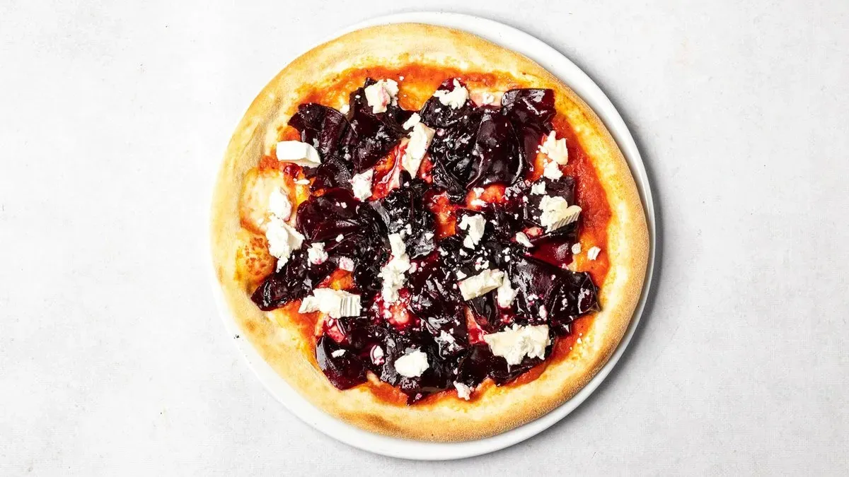 Pizza z burakami i kozim serem