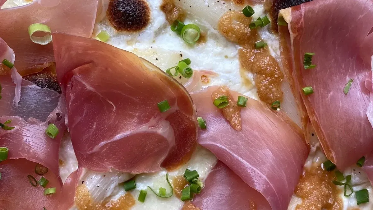 Pizza Bianca z białymi szparagami