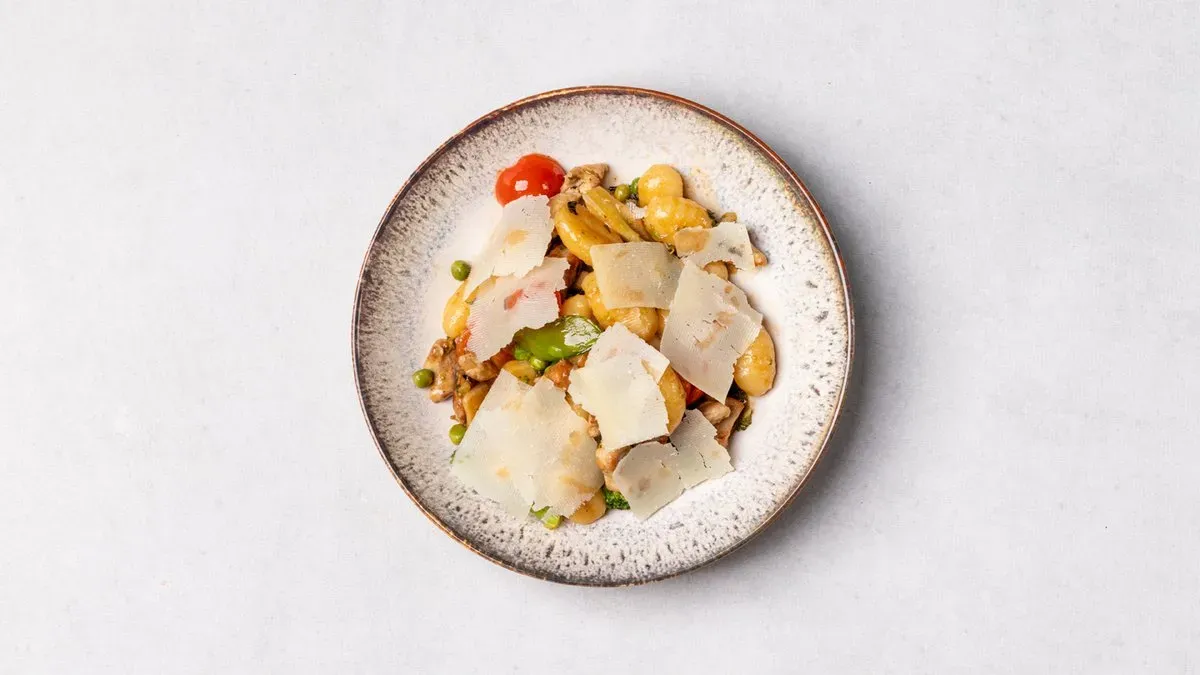 Gnocchi w sosie winno maślanym z polędwiczką i warzywami