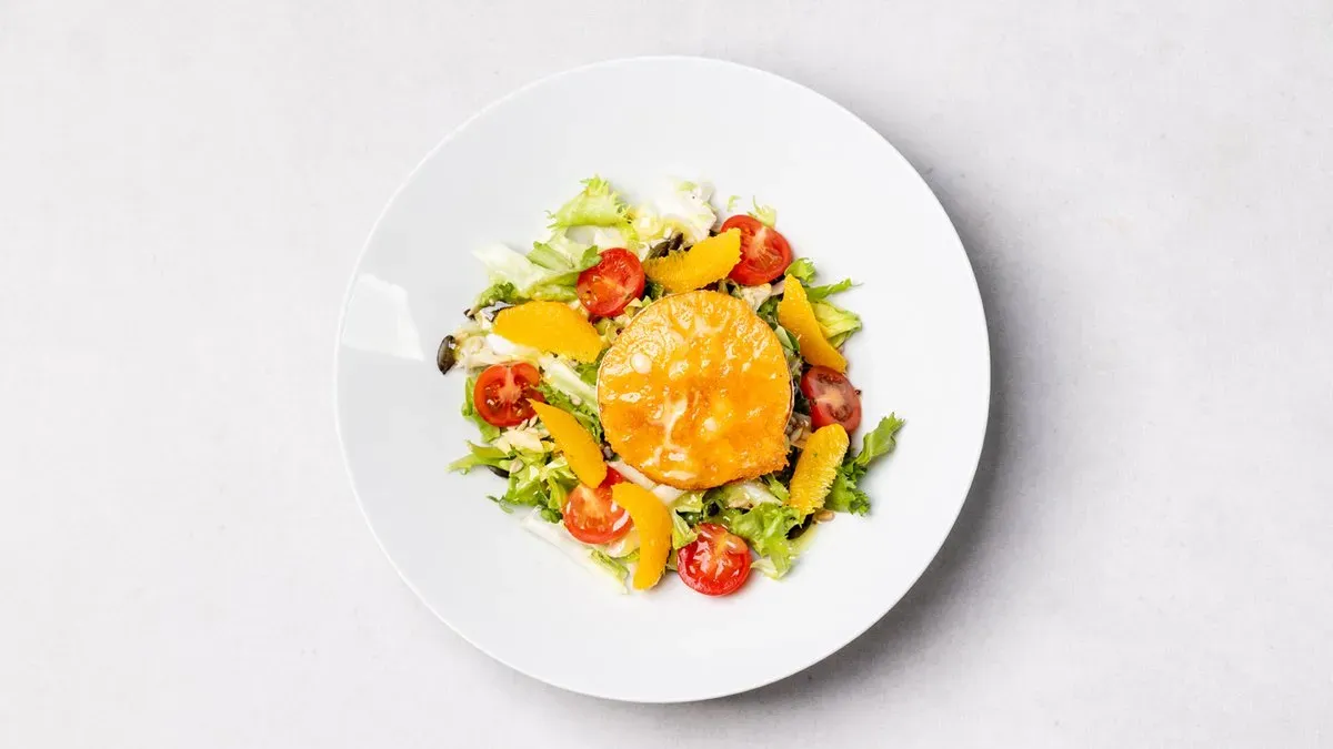 Sałatka z serem camembert grillowanym