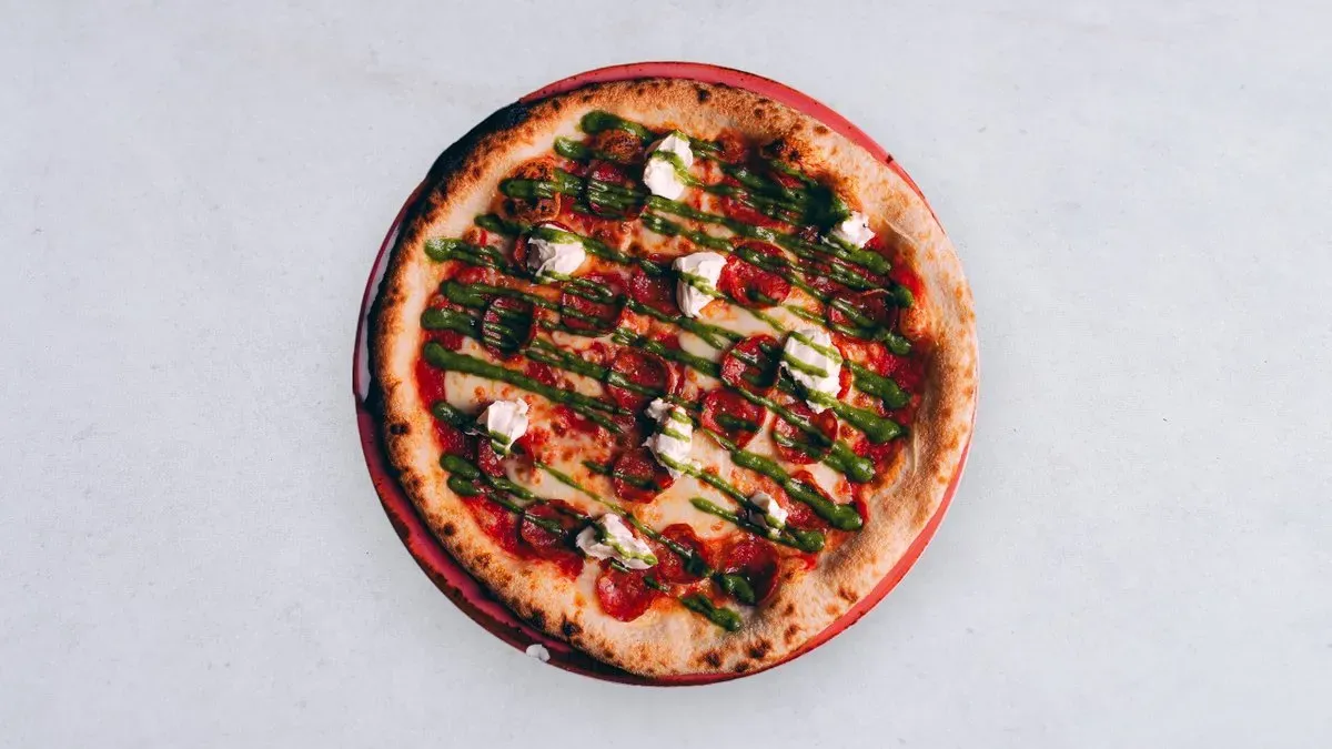 Pizza salami e pesto