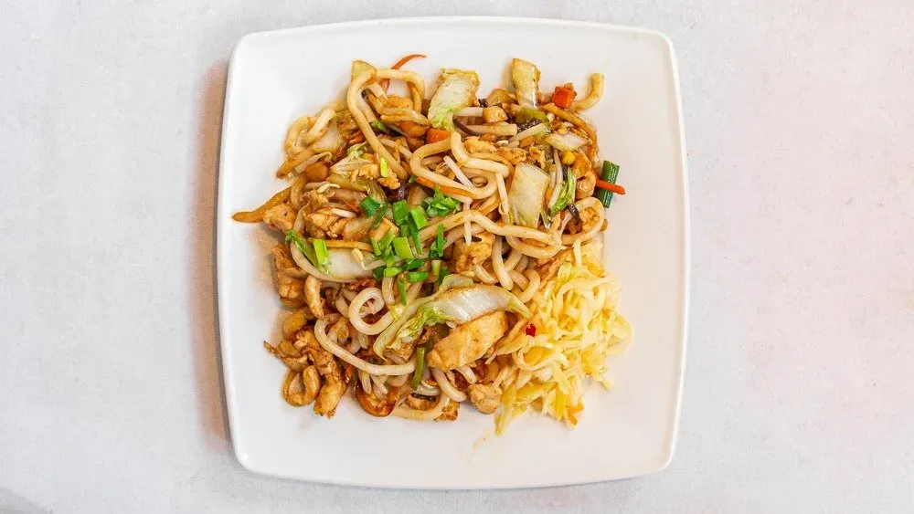 Makaron udon z kurczakiem i warzywami