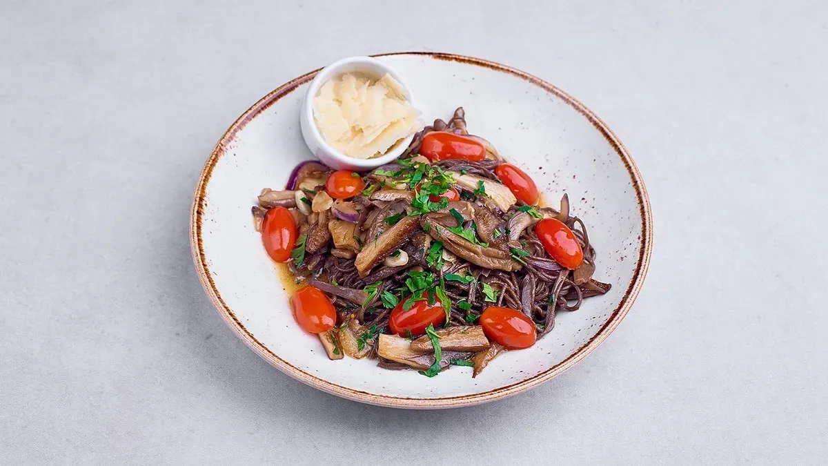 Makaron soba z wołowiną i warzywami