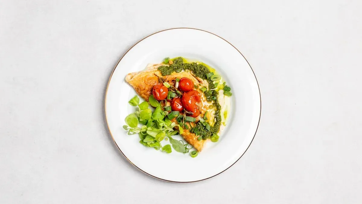 Puszysty omlet z konfitowanymi pomidorkami