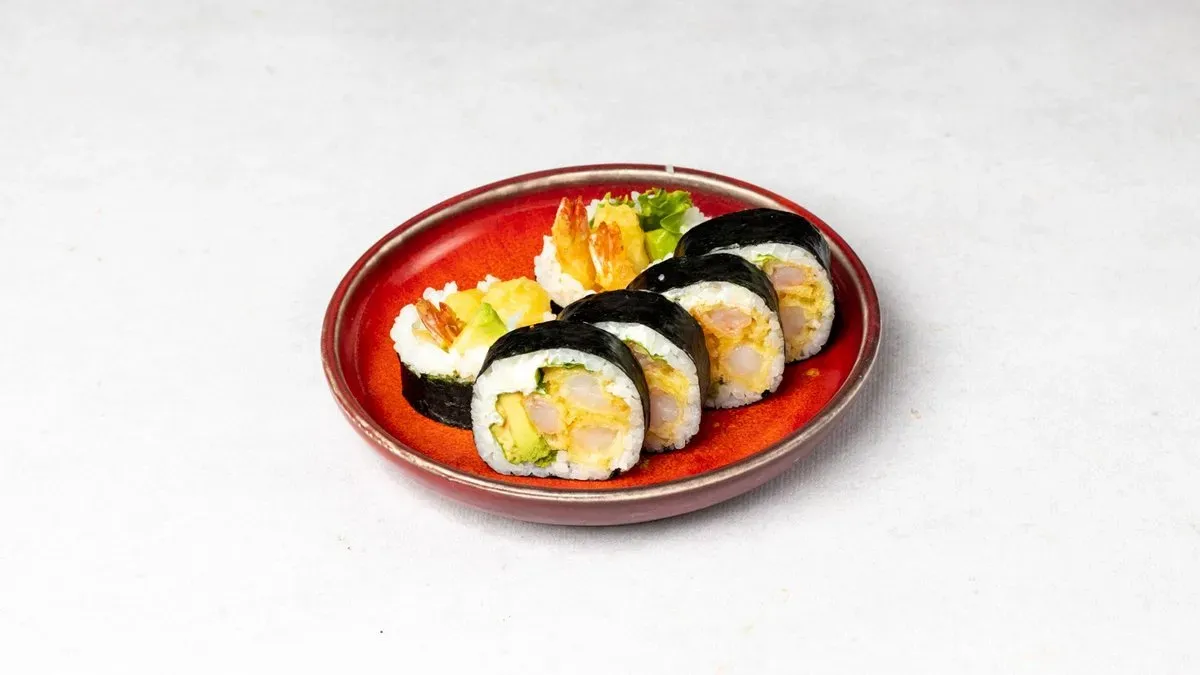 Futomaki z krewetkami w tempurze z ostrym sosem