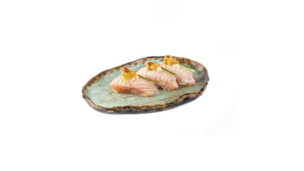 Nigiri z opalanym łososiem