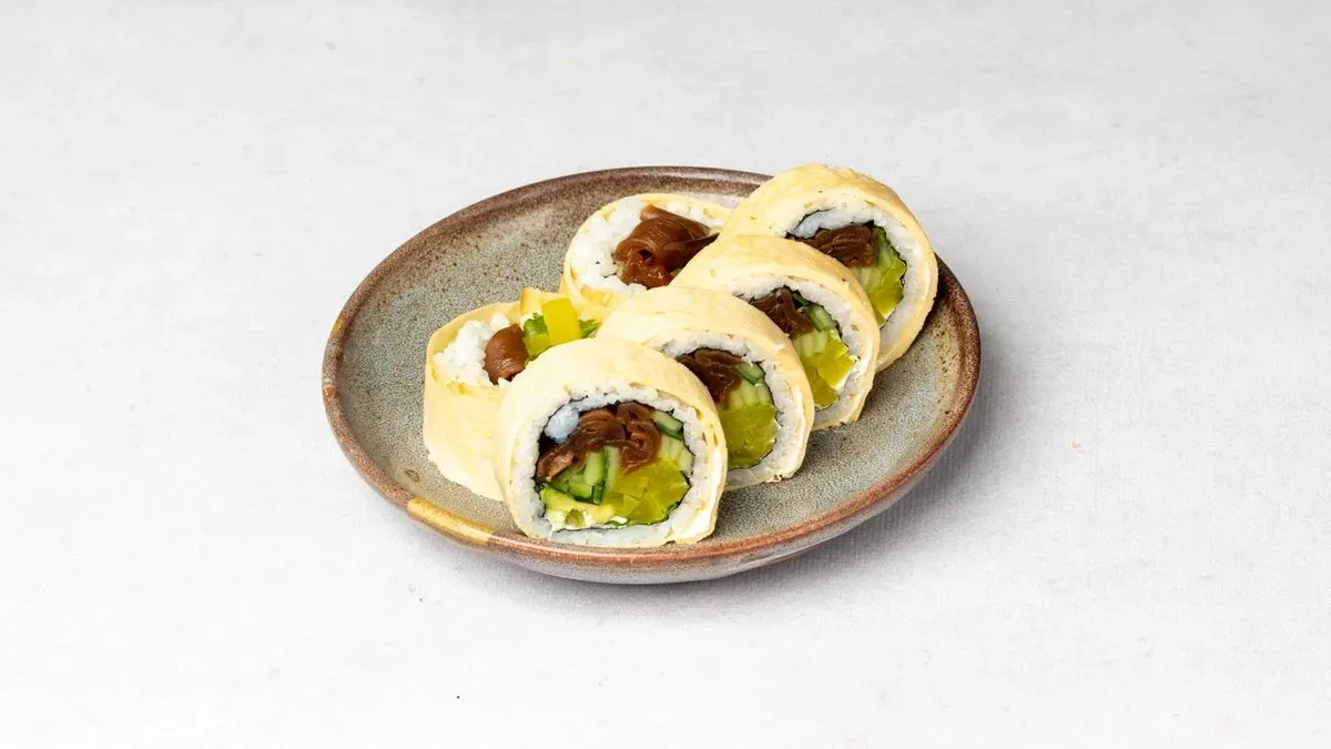 Futomaki z warzywami w omlecie