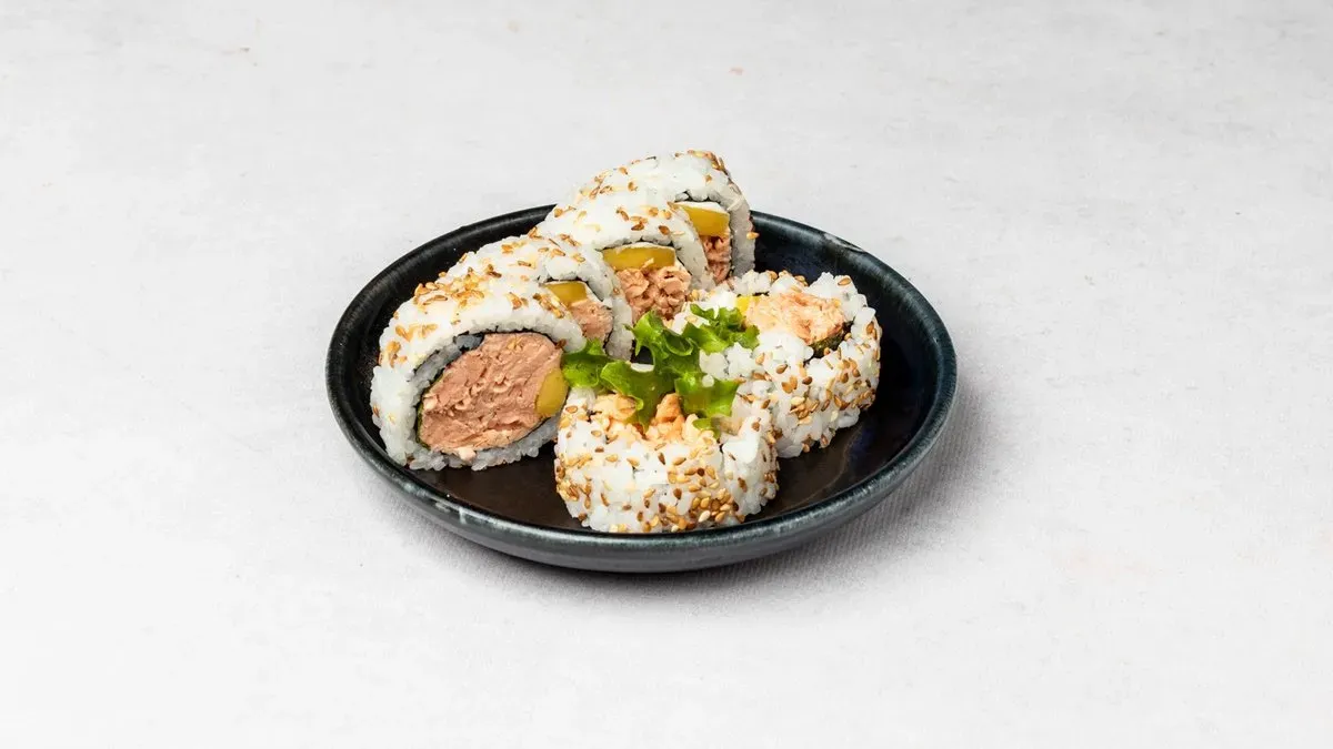 Uramaki z pieczonym na ostro łososiem i mango
