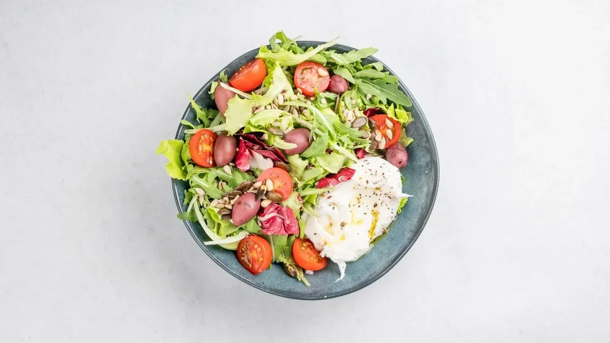 Burrata z sałatką z pomidora malinowego