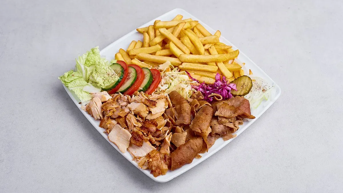 Kebab na talerzu z serem
