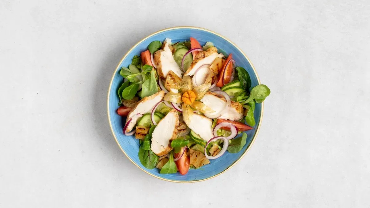 Sałatka z  grillowanym kurczakiem