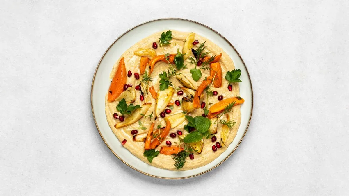 Hummus z dodatkiem długo pieczonych warzyw korzennych