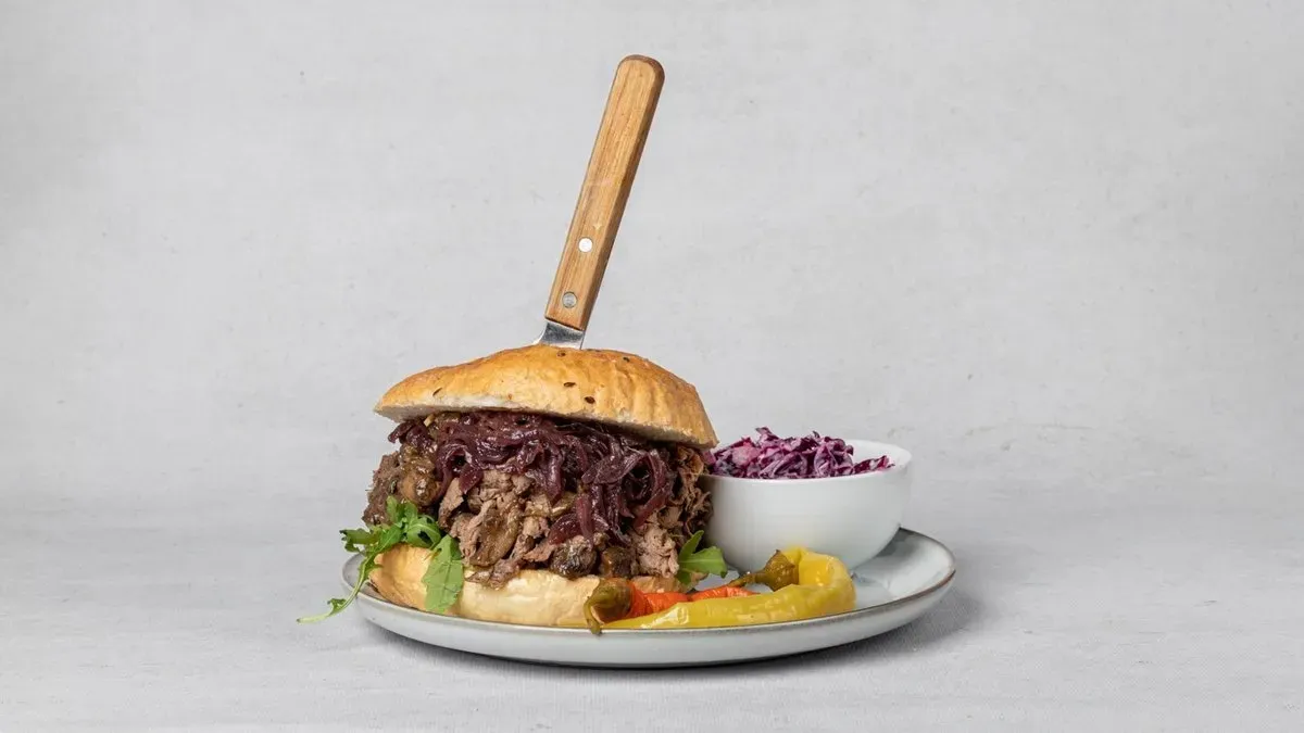 Burger z długo konfiturowanym mięsem z dzika