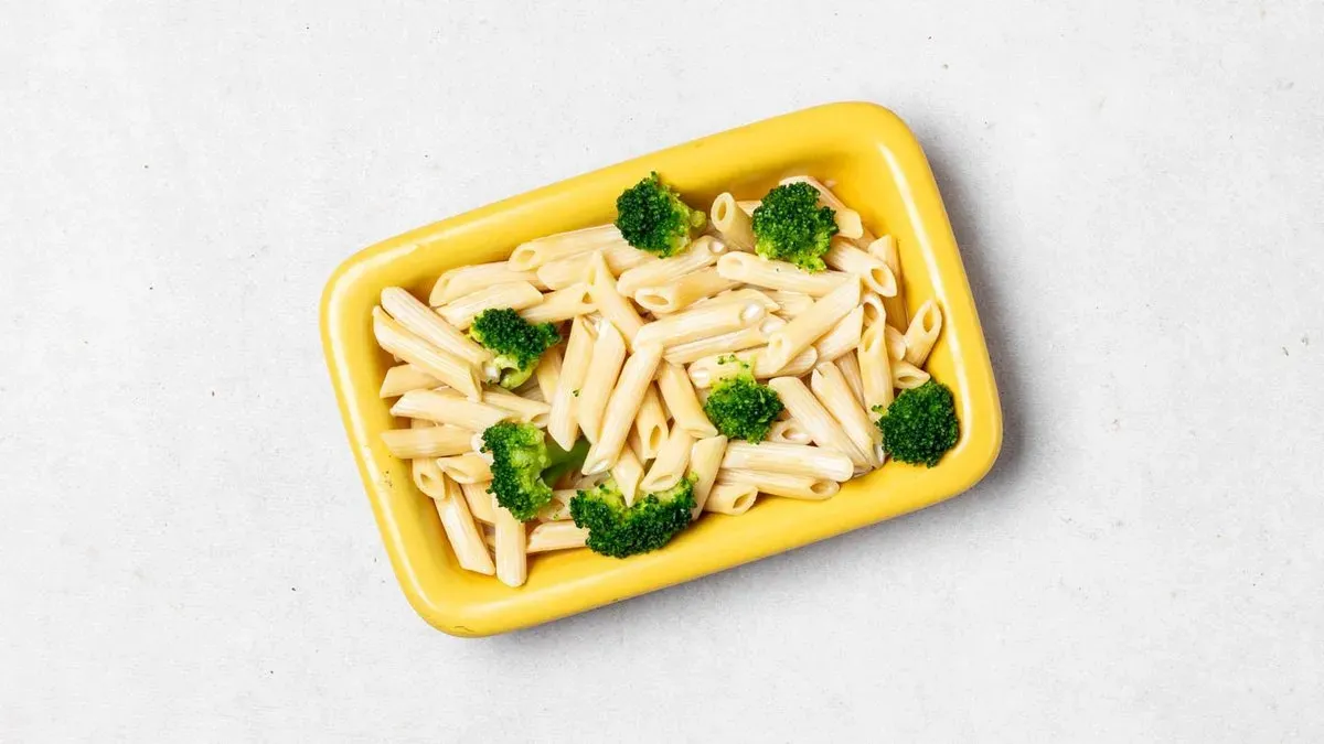 Penne w sosie śmietanowym z kurczakiem i pieczarkami zapiekane serem