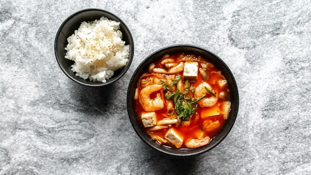 Zupa kimchi 