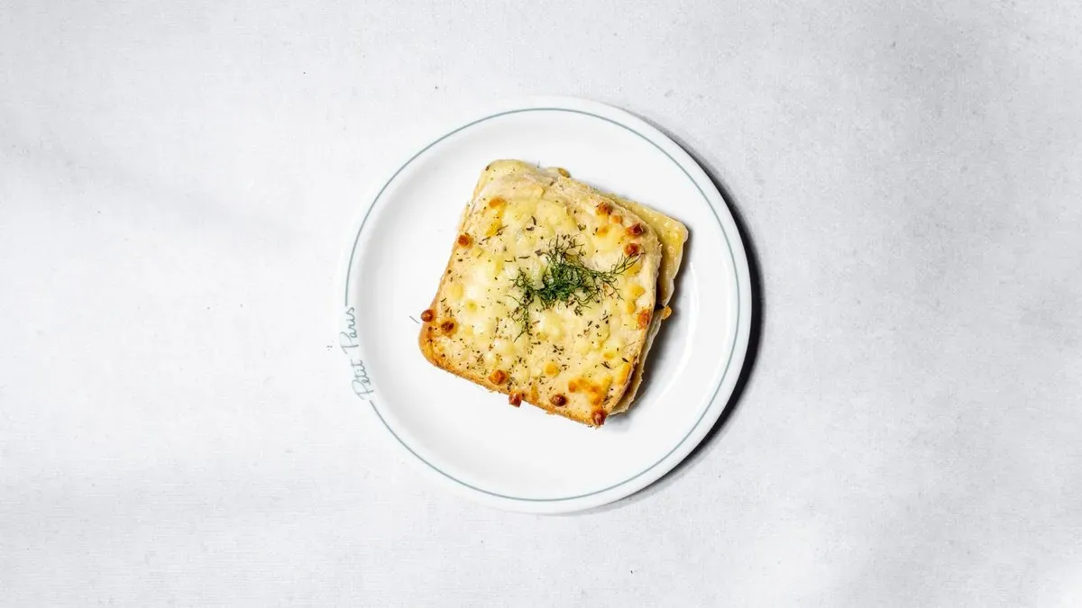 Croque z łososiem wędzonym i koprem