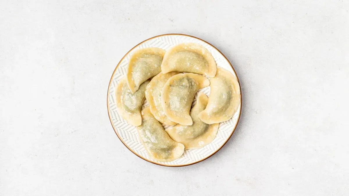 Pierogi ze szpinakiem, jarmużem i serem cheddar