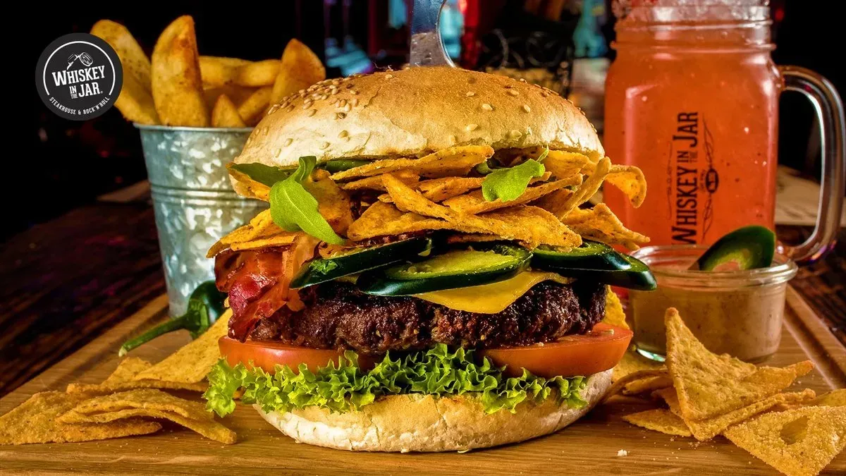 El Diablo Burger z frytkami i sosem 