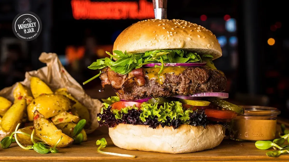 Big burger z frytkami i sosem 