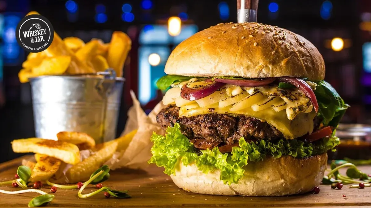 Teryaki burger z frytkami i sosem 
